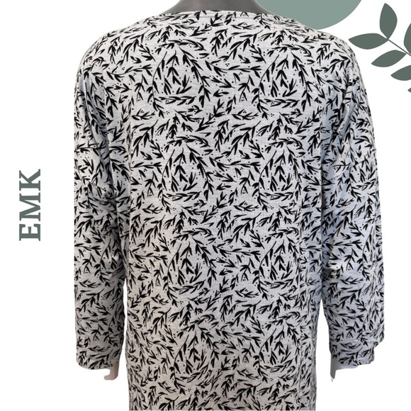 EMK X-Small Graphic Leaf Pattern Top | Ursula 3/4 Sleeve Tee | Grey Black - Picture 5 of 7